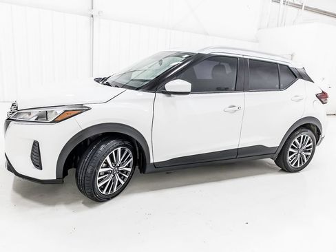 Used 2023 Nissan Kicks SV FWD image 3