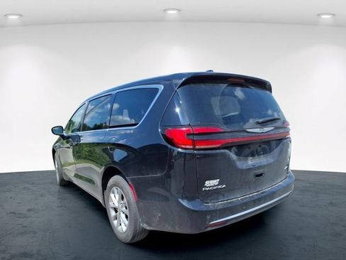 Used 2024 Chrysler Pacifica Touring-L w/ Uconnect Theater Family Group AWD/4WD image 18