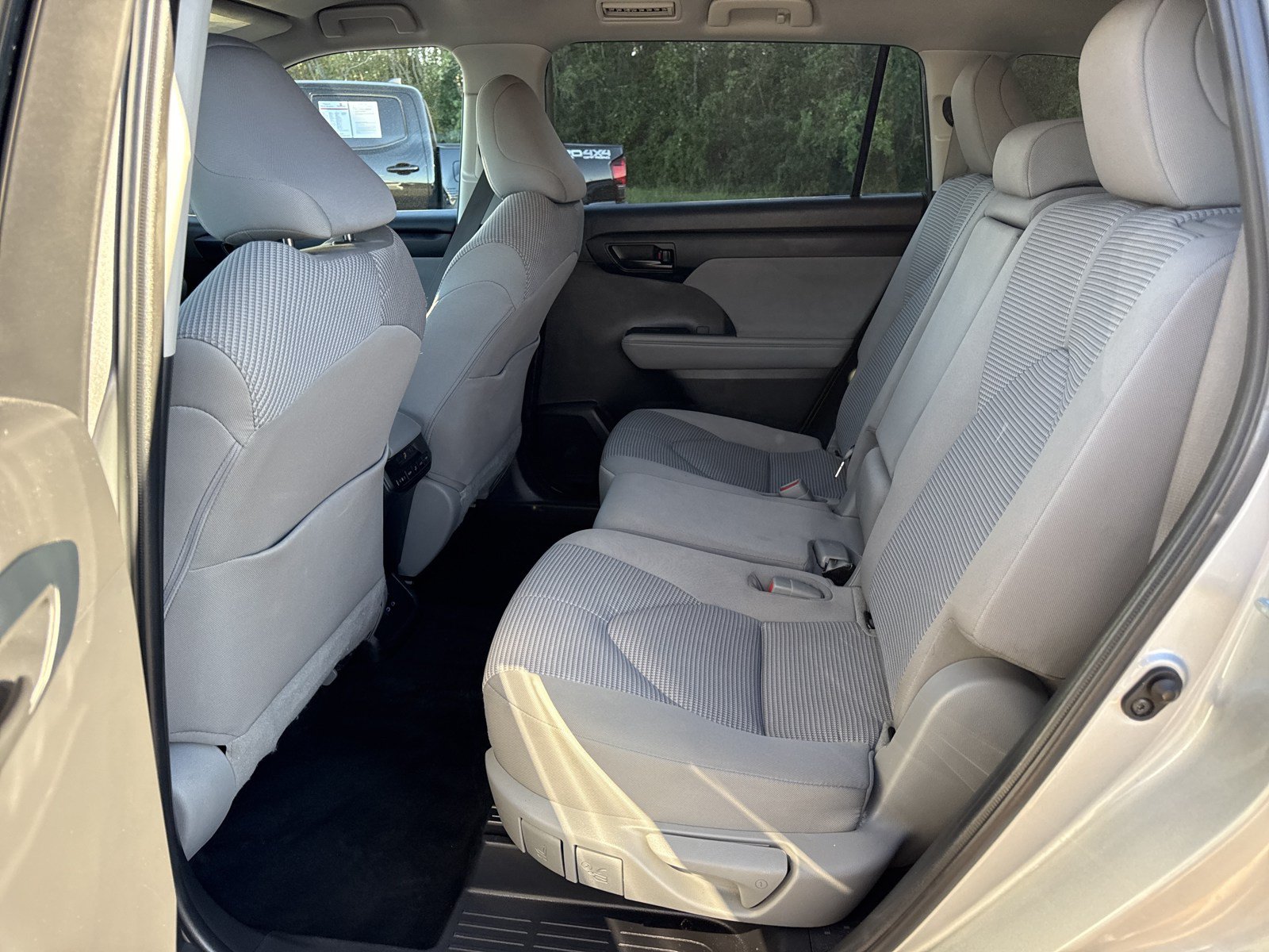 Used 2022 Toyota Highlander LE FWD image 13
