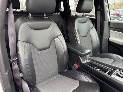 Used 2025 Jeep Compass Latitude AWD/4WD image 27