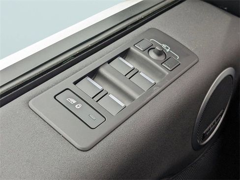 Used 2024 Land Rover Discovery S image 30