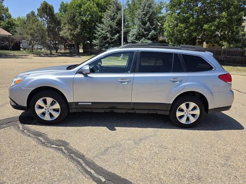 Used 2012 Subaru Outback 3.6R Limited w/ Moonroof Pkg AWD/4WD image 2