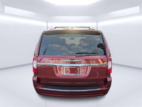 Used 2016 Chrysler Town & Country Touring w/ Driver Convenience Group image 4