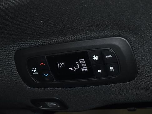 Certified 2025 Chrysler Pacifica Limited image 33