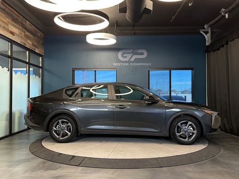 Used 2025 Kia K4 LXS image 2