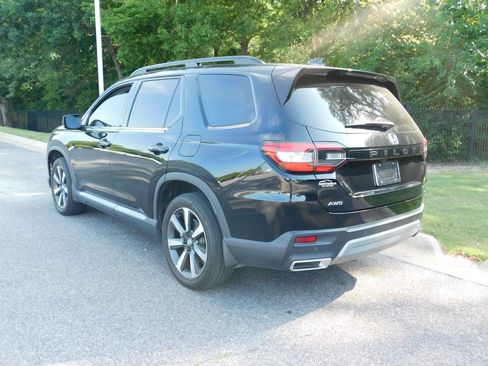 Used 2025 Honda Pilot Touring image 3