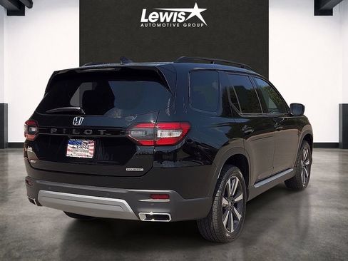 Used 2024 Honda Pilot Touring image 4