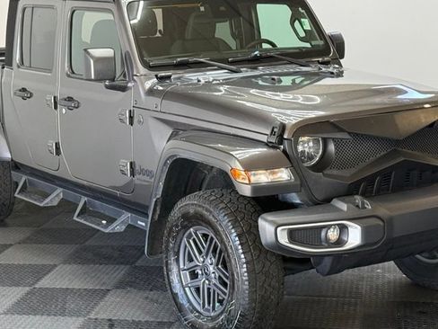 Used 2024 Jeep Gladiator Sport AWD/4WD image 2