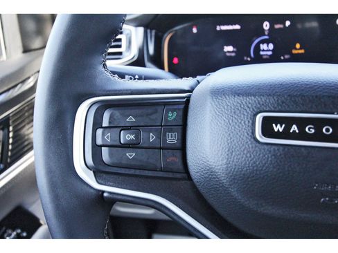 Used 2023 Jeep Wagoneer 4WD w/ Premium Group I image 24