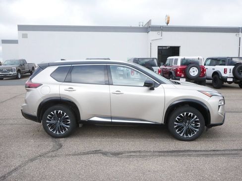 Used 2026 Nissan Rogue Platinum w/ Platinum Premium Package AWD/4WD image 4