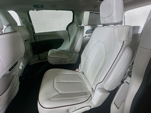 Used 2019 Chrysler Pacifica Limited w/ Advanced Safetytec Group FWD image 29
