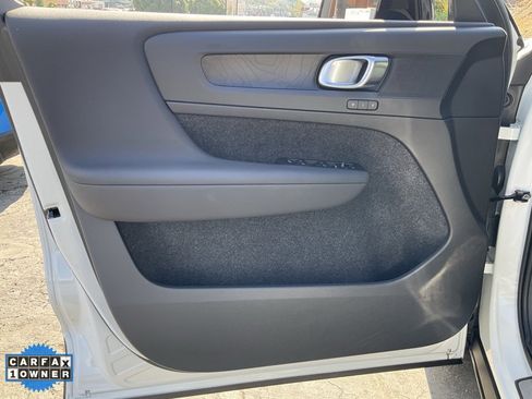 Used 2023 Volvo XC40 Recharge Plus image 23