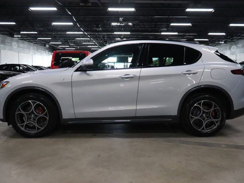 Used 2023 Alfa Romeo Stelvio Ti image 2