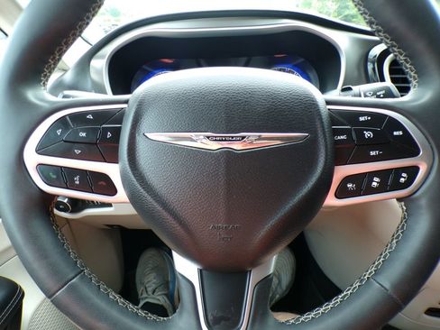 Used 2023 Chrysler Pacifica Touring-L FWD image 16