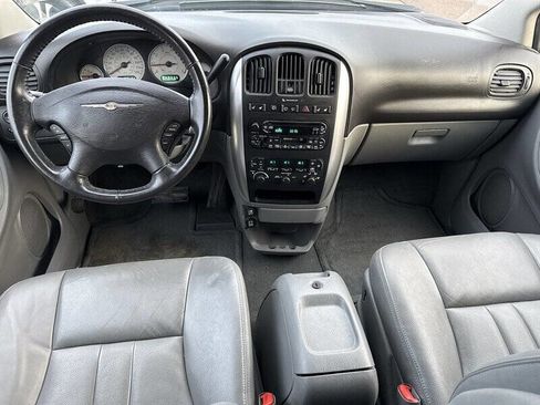 Used 2005 Chrysler Town & Country Touring w/ Luxury Group FWD image 12