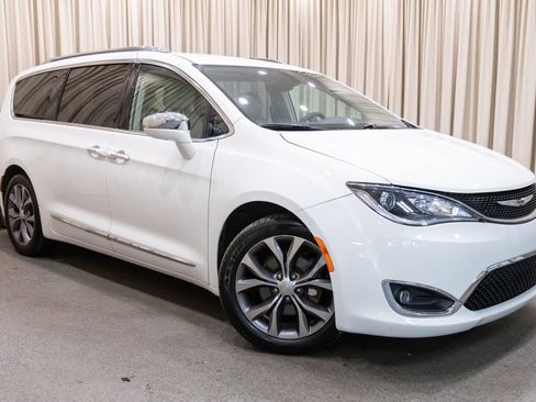 Used 2019 Chrysler Pacifica Limited FWD image 2