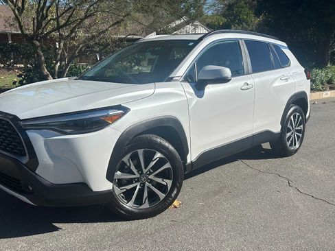 Used 2022 Toyota Corolla Cross XLE image 1