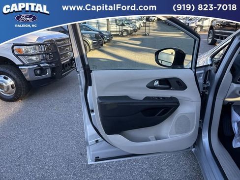 Used 2024 Chrysler Pacifica Touring-L image 19