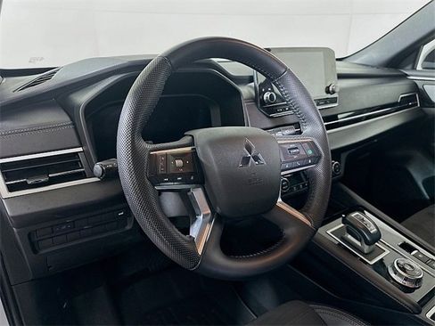 Used 2023 Mitsubishi Outlander SE image 9