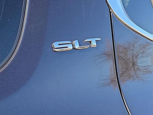 Used 2021 GMC Acadia SLT w/ Premium Package image 8