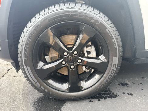 Used 2023 Jeep Grand Cherokee L Limited w/ Black Appearance Package image 9