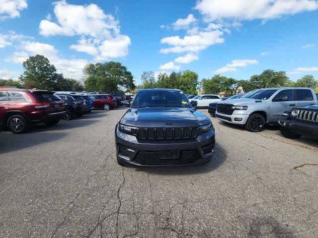 Used 2023 Jeep Grand Cherokee Altitude AWD/4WD image 4