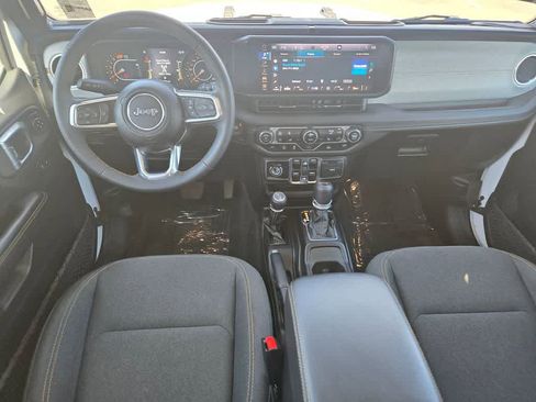 Used 2025 Jeep Wrangler Sahara image 9