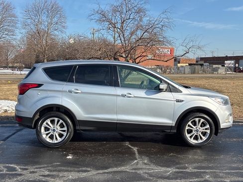 Used 2019 Ford Escape SE image 3