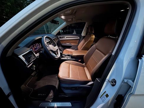 Used 2023 Volkswagen Atlas SE w/ Black Wheel Package FWD image 21