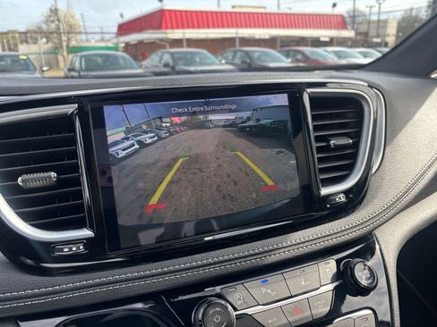 Used 2025 Chrysler Pacifica Limited image 27