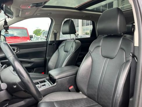 Certified 2025 Kia Sorento S w/ Panoramic Sunroof Package AWD/4WD image 16