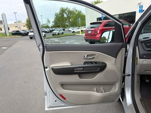 Used 2018 Kia Sedona L FWD image 25