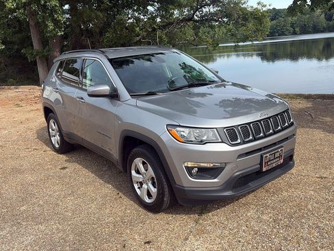 Used 2020 Jeep Compass Latitude w/ Cold Weather Group AWD/4WD image 2