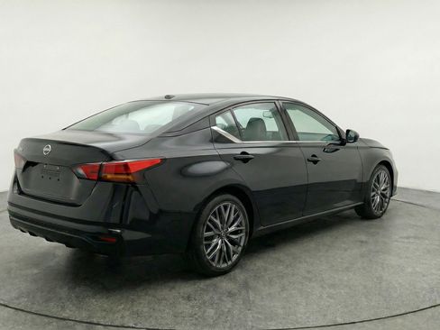 Used 2025 Nissan Altima 2.5 SV FWD image 9