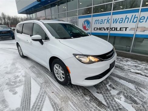 Used 2020 Chrysler Voyager Lxi image 2