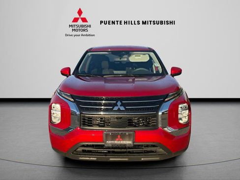 Used 2023 Mitsubishi Outlander ES image 2