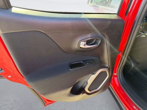 Used 2017 Jeep Renegade Latitude w/ Popular Equipment Group image 13