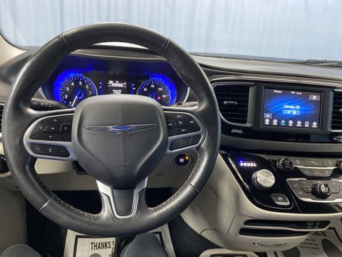 Certified 2020 Chrysler Pacifica Touring-L image 20