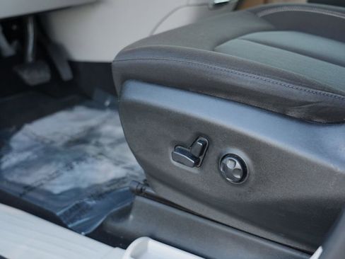 Used 2020 Chrysler Voyager LX image 17