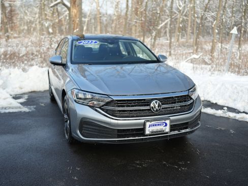 Used 2022 Volkswagen Jetta SE w/ Panoramic Sunroof Package image 2