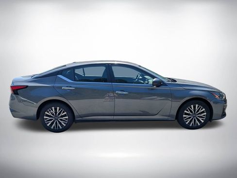 Used 2024 Nissan Altima 2.5 SV FWD image 2