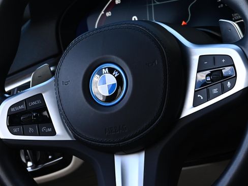 Certified 2022 BMW 530e w/ Premium Package image 39