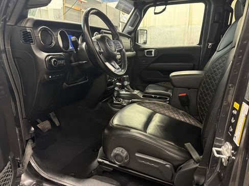 Used 2021 Jeep Wrangler Unlimited Sahara image 4