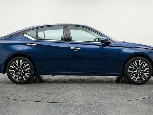 Used 2025 Nissan Altima 2.5 SV image 11