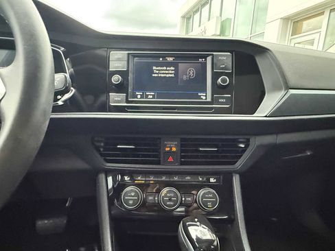 Certified 2023 Volkswagen Jetta SE w/ Panoramic Sunroof Package image 24