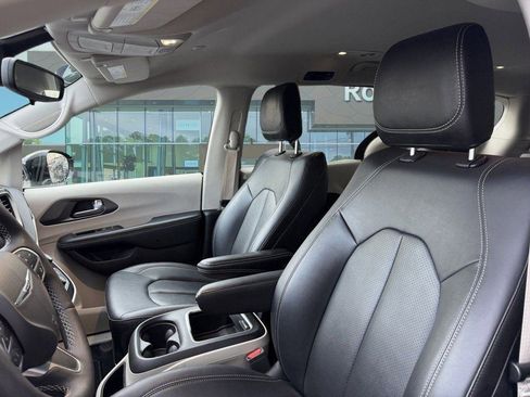 Used 2024 Chrysler Pacifica Touring-L image 15