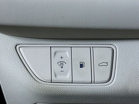 Used 2025 Genesis G70 2.5T image 17