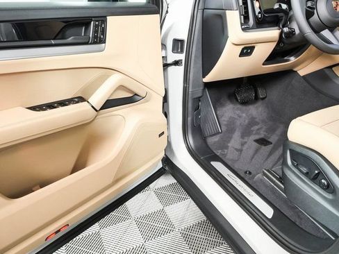 New 2026 Porsche Cayenne Coupe AWD/4WD image 8