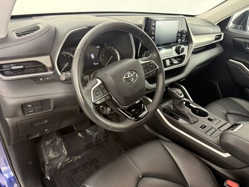 Used 2021 Toyota Highlander XLE AWD/4WD image 19