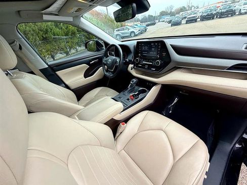 Used 2022 Toyota Highlander XLE image 19